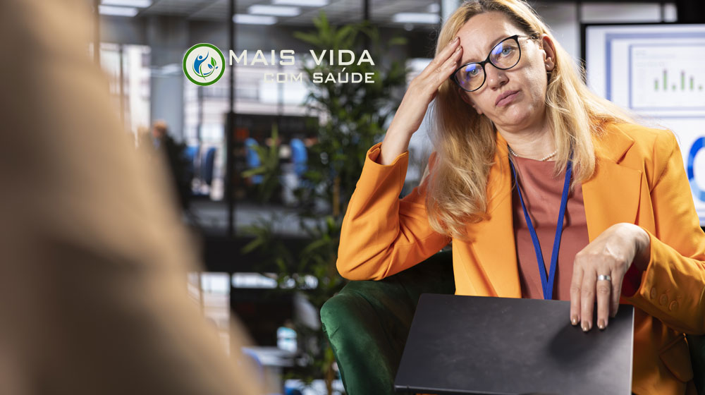 Mulher com expressão de cansaço extremo - sintomas da síndrome de Burnout"